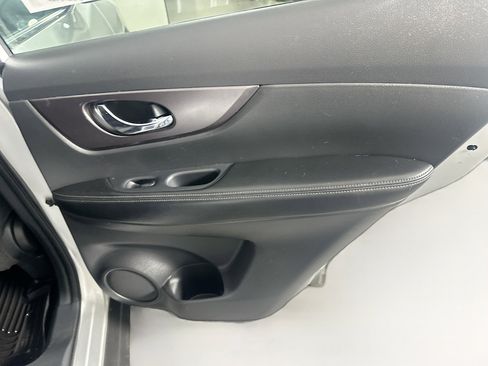 Used 2016 Nissan Rogue SV image 28