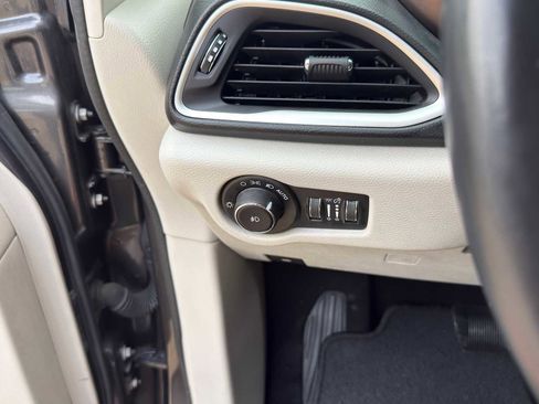 Used 2018 Chrysler Pacifica Touring-L FWD image 21