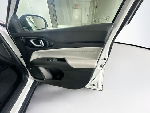 Used 2025 Jeep Compass Limited image 30