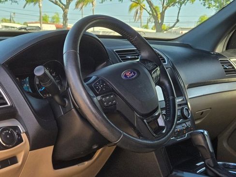Used 2017 Ford Explorer XLT w/ Equipment Group 201A image 9