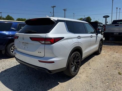 Used 2024 Mitsubishi Outlander SE AWD/4WD image 3