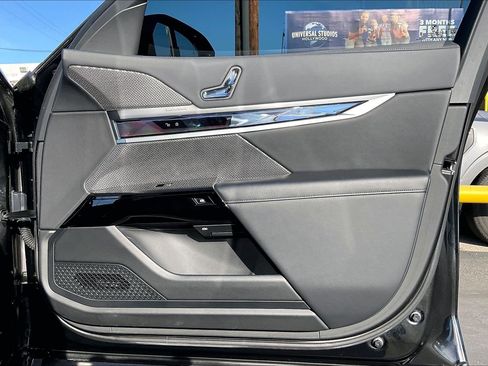 Used 2025 BMW i7 xDrive60 w/ Executive Package image 21