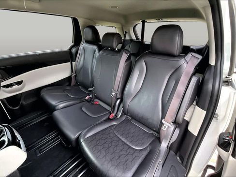 Used 2023 Kia Carnival EX FWD image 18
