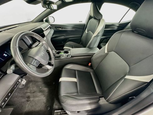 Used 2025 Toyota Camry SE FWD image 13