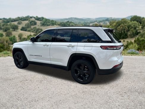 Used 2023 Jeep Grand Cherokee Altitude RWD image 7