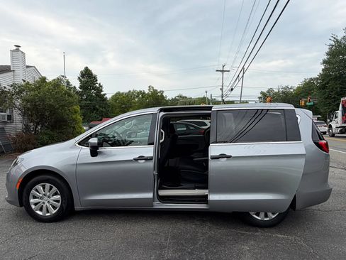 Used 2020 Chrysler Voyager L FWD image 38