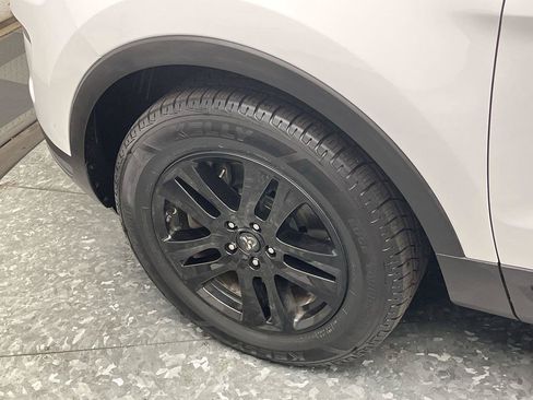 Used 2018 Ford Explorer XLT w/ Equipment Group 202A AWD/4WD image 8