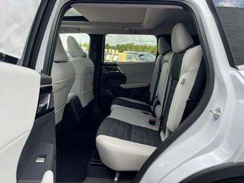 New 2025 Mitsubishi Outlander SE image 11
