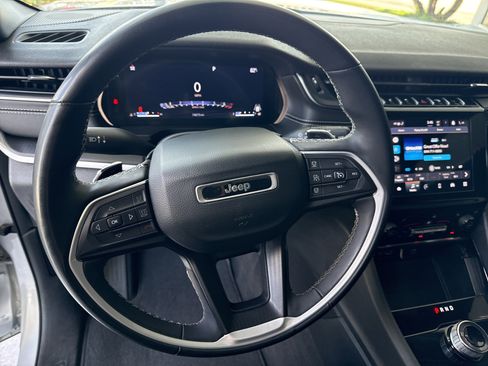 Used 2023 Jeep Grand Cherokee L Laredo image 17