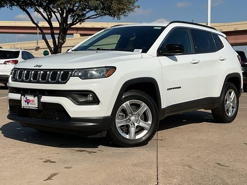 Used 2023 Jeep Compass Latitude image 2