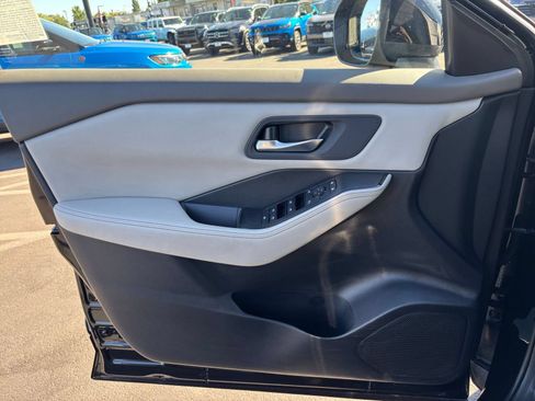 Used 2025 Nissan Rogue SV FWD image 18