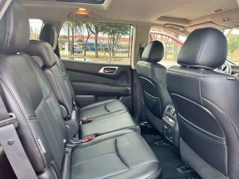 Used 2020 Nissan Pathfinder Platinum image 21