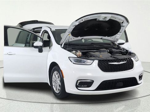 Used 2023 Chrysler Pacifica Touring-L FWD image 7