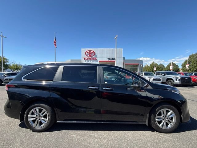 Used 2025 Toyota Sienna Limited FWD image 4