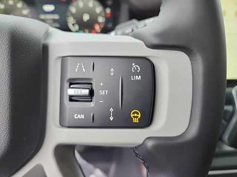 New 2024 Land Rover Defender 110 SE image 18