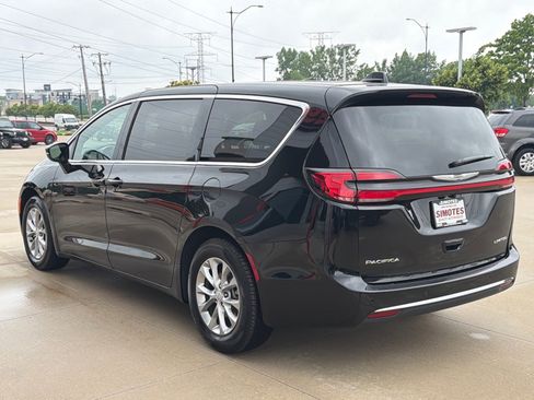 Used 2026 Chrysler Pacifica Limited FWD image 5