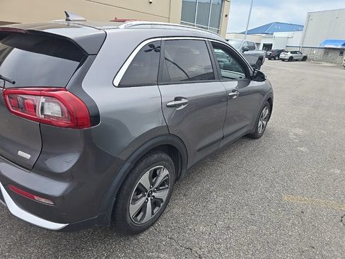 Used 2017 Kia Niro EX FWD image 3