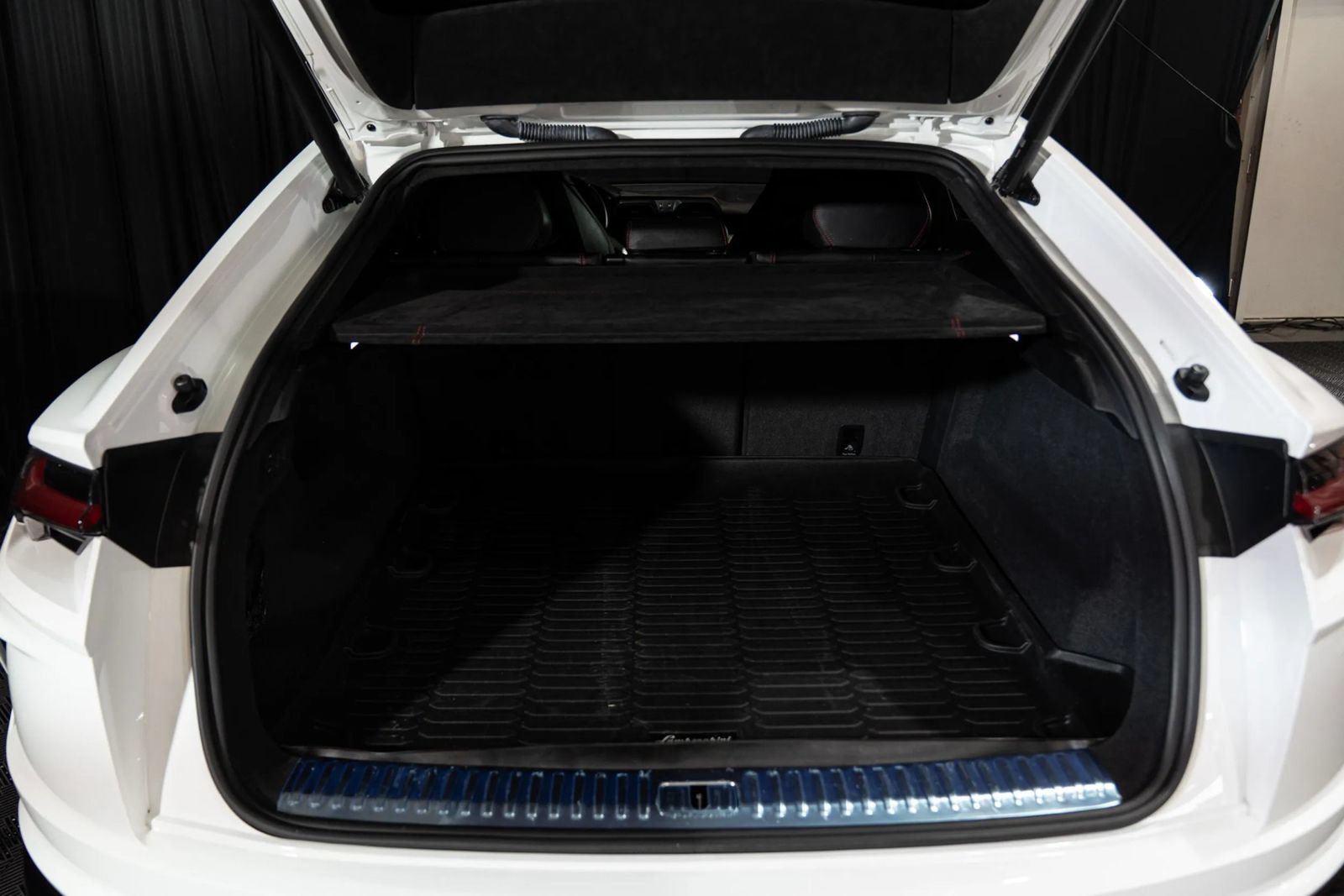 Used 2022 Lamborghini Urus AWD/4WD image 33