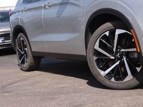 Used 2024 Mitsubishi Outlander SE FWD image 3