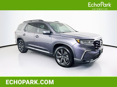Used 2025 Honda Pilot Touring image 1