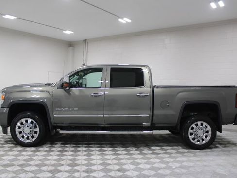 Used 2017 GMC Sierra 2500 Denali w/ Duramax Plus Package AWD/4WD image 8