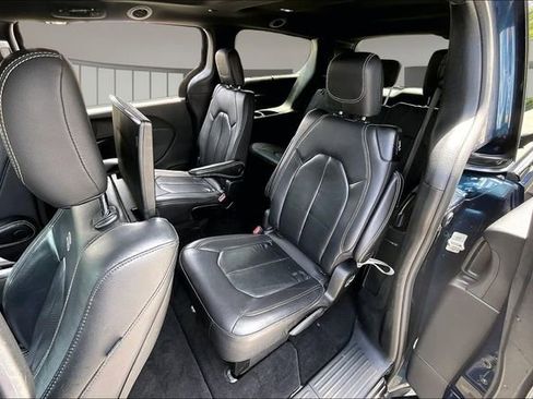 Used 2021 Chrysler Pacifica Touring-L w/ Uconnect Theater Family Group FWD image 21