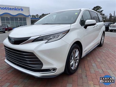 Used 2021 Toyota Sienna Limited image 1