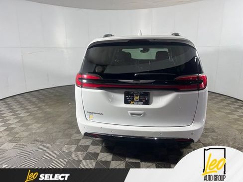 Used 2021 Chrysler Pacifica Touring-L FWD image 6
