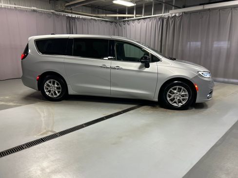 Used 2024 Chrysler Pacifica Touring-L image 8