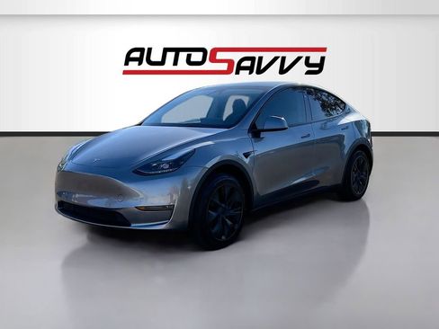 Used 2025 Tesla Model Y Long Range RWD image 3