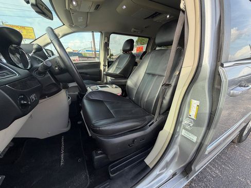 Used 2015 Chrysler Town & Country Touring FWD image 10