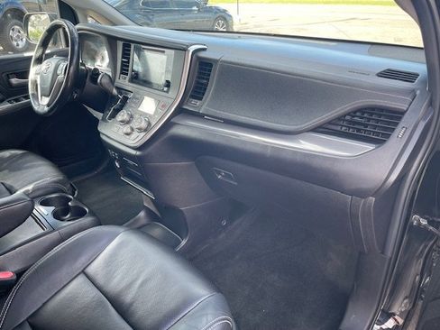 Used 2017 Toyota Sienna SE image 19