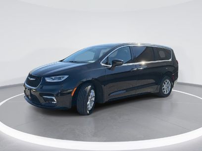 Used 2025 Chrysler Pacifica Select