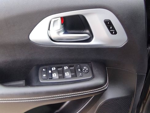 Used 2026 Chrysler Pacifica Limited FWD image 23