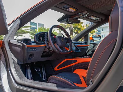 Used 2025 Lamborghini Revuelto AWD/4WD image 19