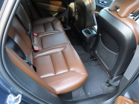 Used 2019 Volvo XC60 T5 Momentum w/ Premium Package AWD/4WD image 18