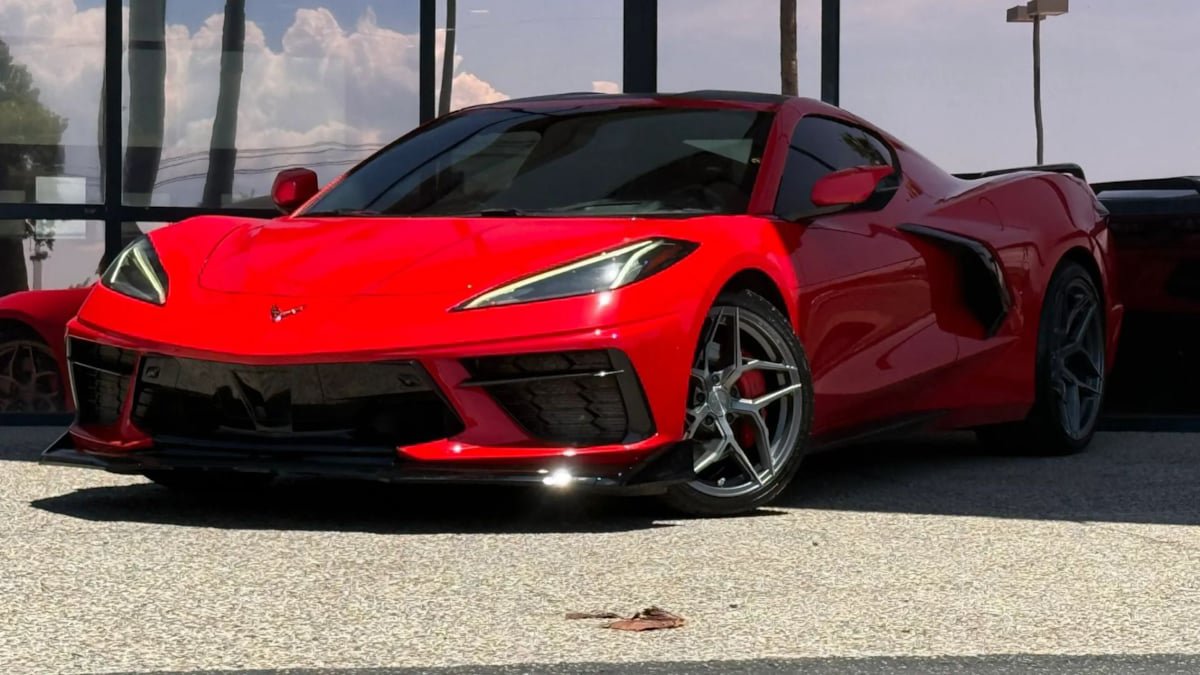 Used 2020 Chevrolet Corvette Stingray Premium Cpe w/ 3LT Preferred Equipment Group RWD image 2