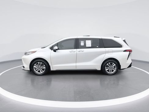 Used 2024 Toyota Sienna Limited image 5