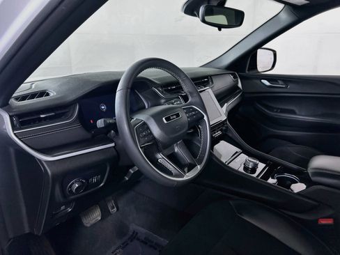 Used 2023 Jeep Grand Cherokee Altitude AWD/4WD image 9