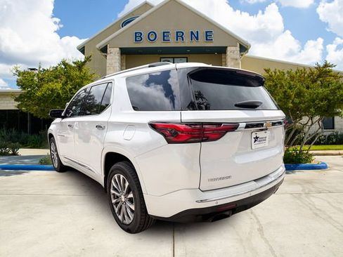 Used 2022 Chevrolet Traverse Premier FWD image 3