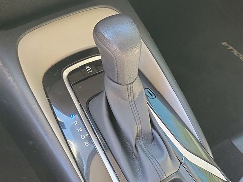 Used 2021 Toyota Corolla LE image 27