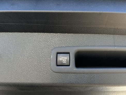 Used 2025 Toyota Sienna Platinum image 39