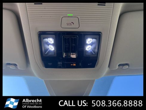 Used 2025 Volkswagen Atlas SE image 30