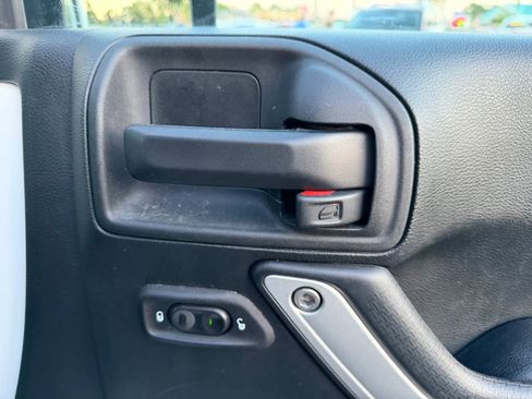 Used 2017 Jeep Wrangler Unlimited Sahara w/ Connectivity Group AWD/4WD image 27