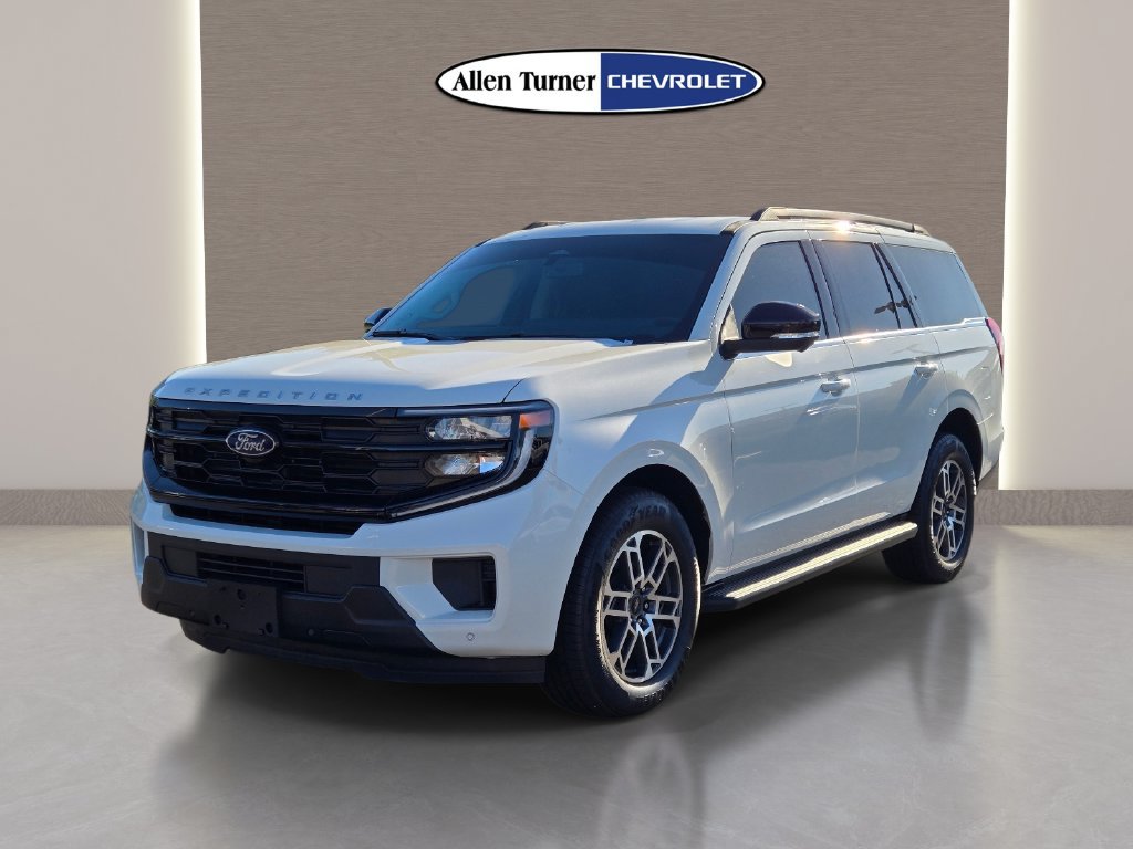 Used 2026 Ford Expedition Active RWD image 3