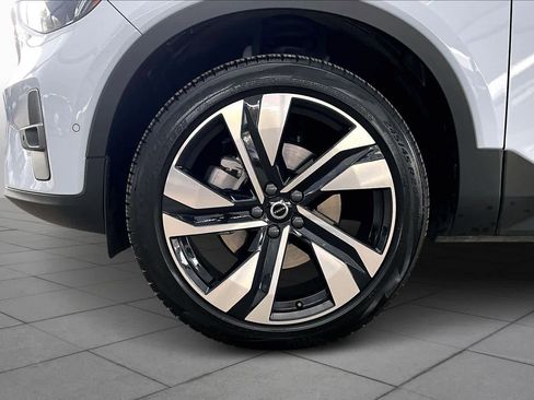 Used 2025 Volvo XC40 B5 Ultra w/ Climate Package image 11