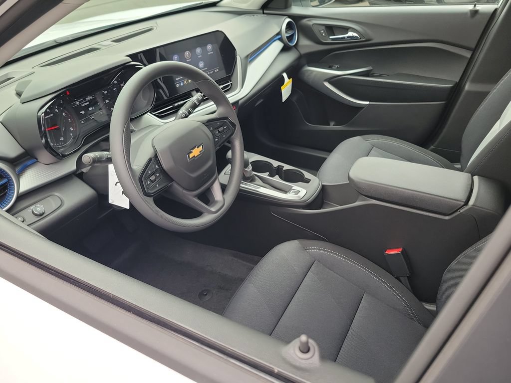 New 2026 Chevrolet Trax LS w/ LS Convenience Package FWD image 3