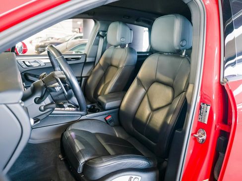 Certified 2021 Porsche Macan image 5