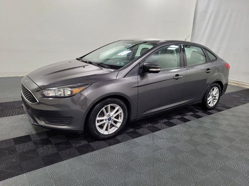 Used 2016 Ford Focus SE FWD image 2