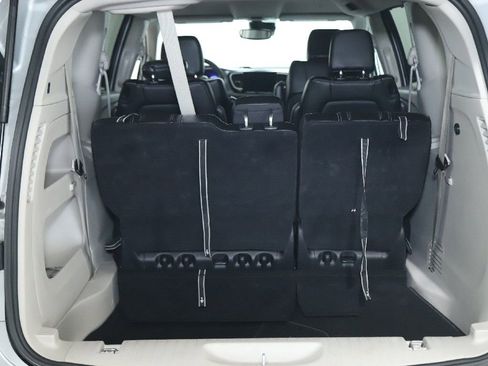 Used 2024 Chrysler Pacifica Touring-L FWD image 28
